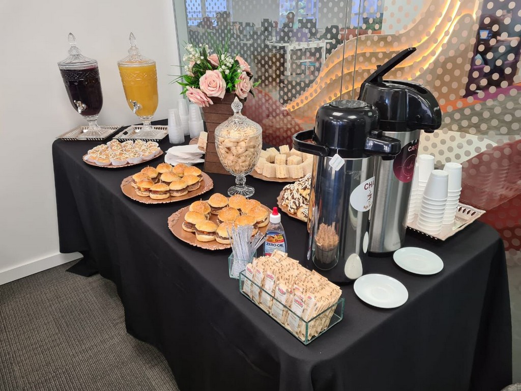 organização de mesa de café empresarial