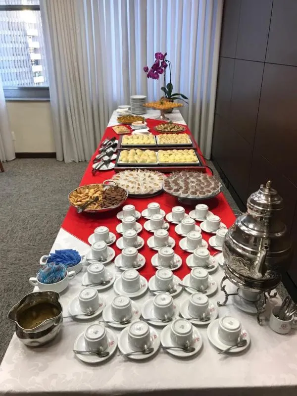 organização de mesa de café empresarial