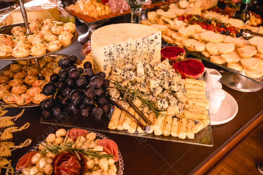 montagem de mesa de petiscos