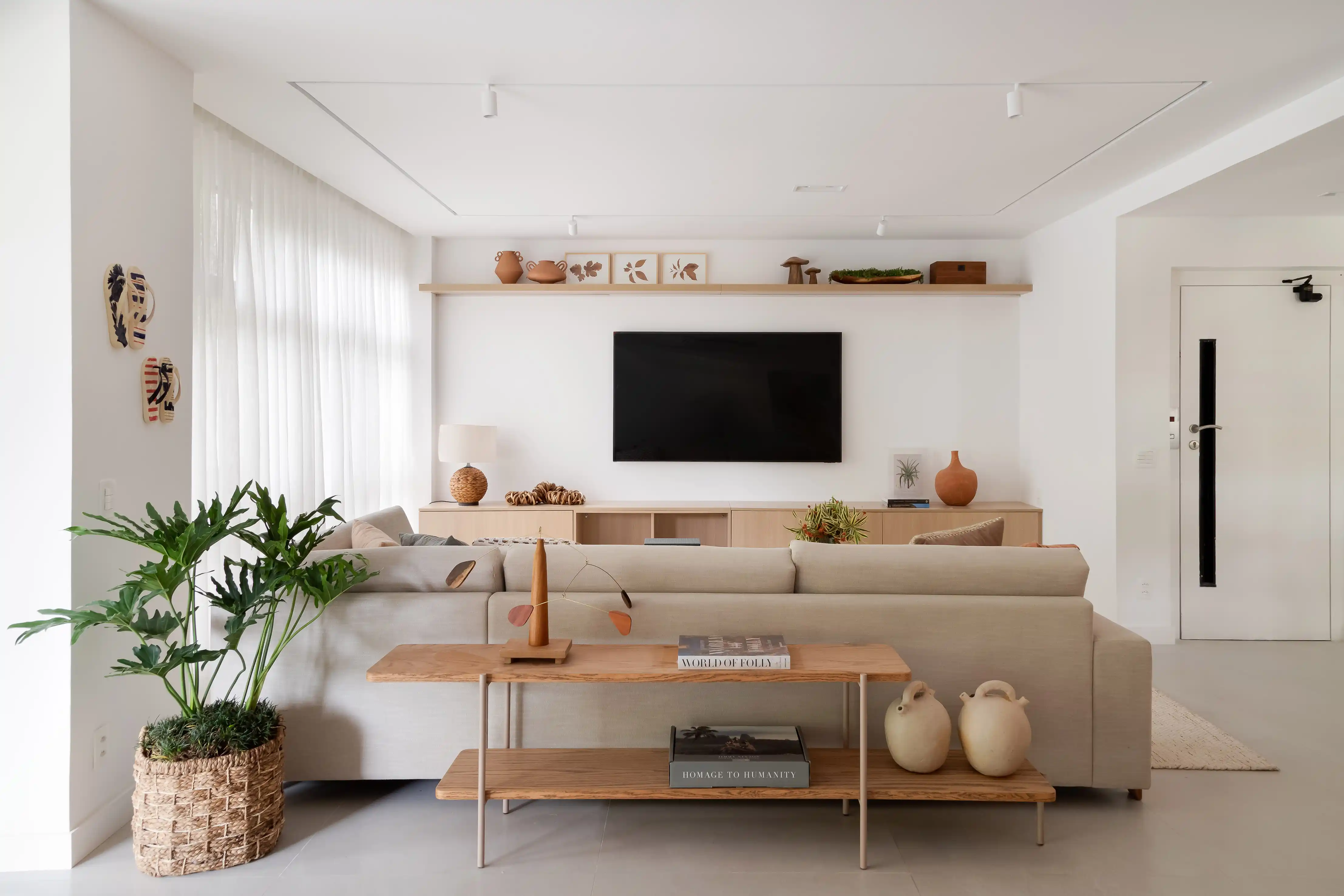 como decorar atrás do sofá