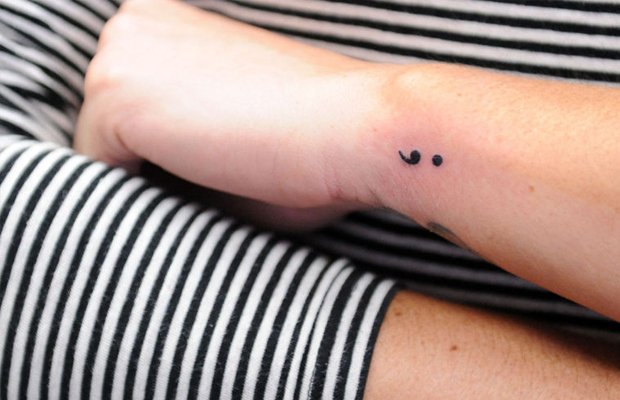 tatuagem ponto e vírgula saúde mental
