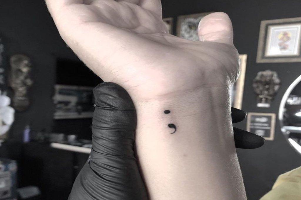 significado ponto e vírgula tatuagem