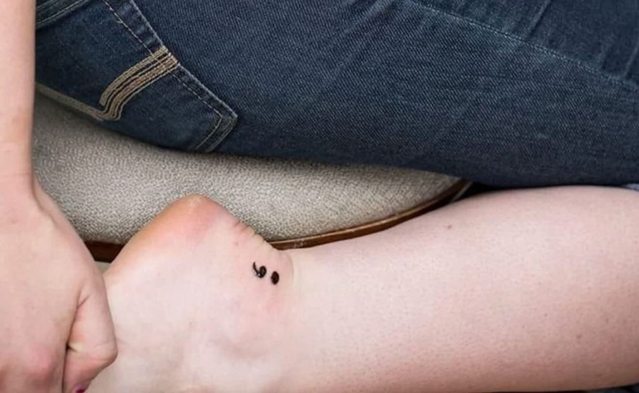 setembro amarelo tatuagem ponto e vírgula