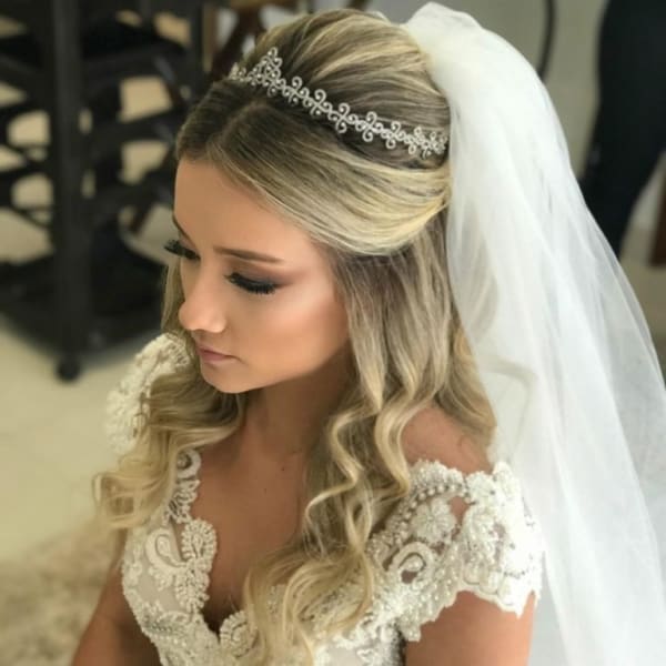como usar tiara em penteado semi preso noiva