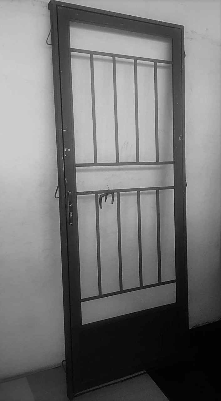 porta de ferro com grade