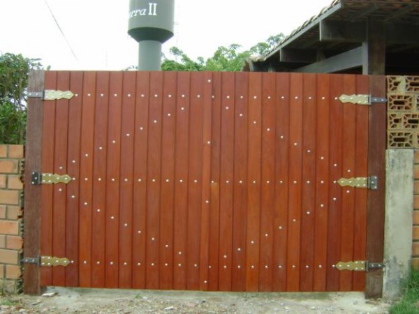 portão de madeira para garagem