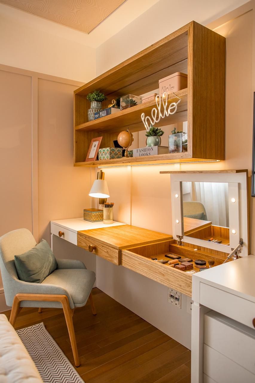 quarto com bancada de maquiagem e estudo