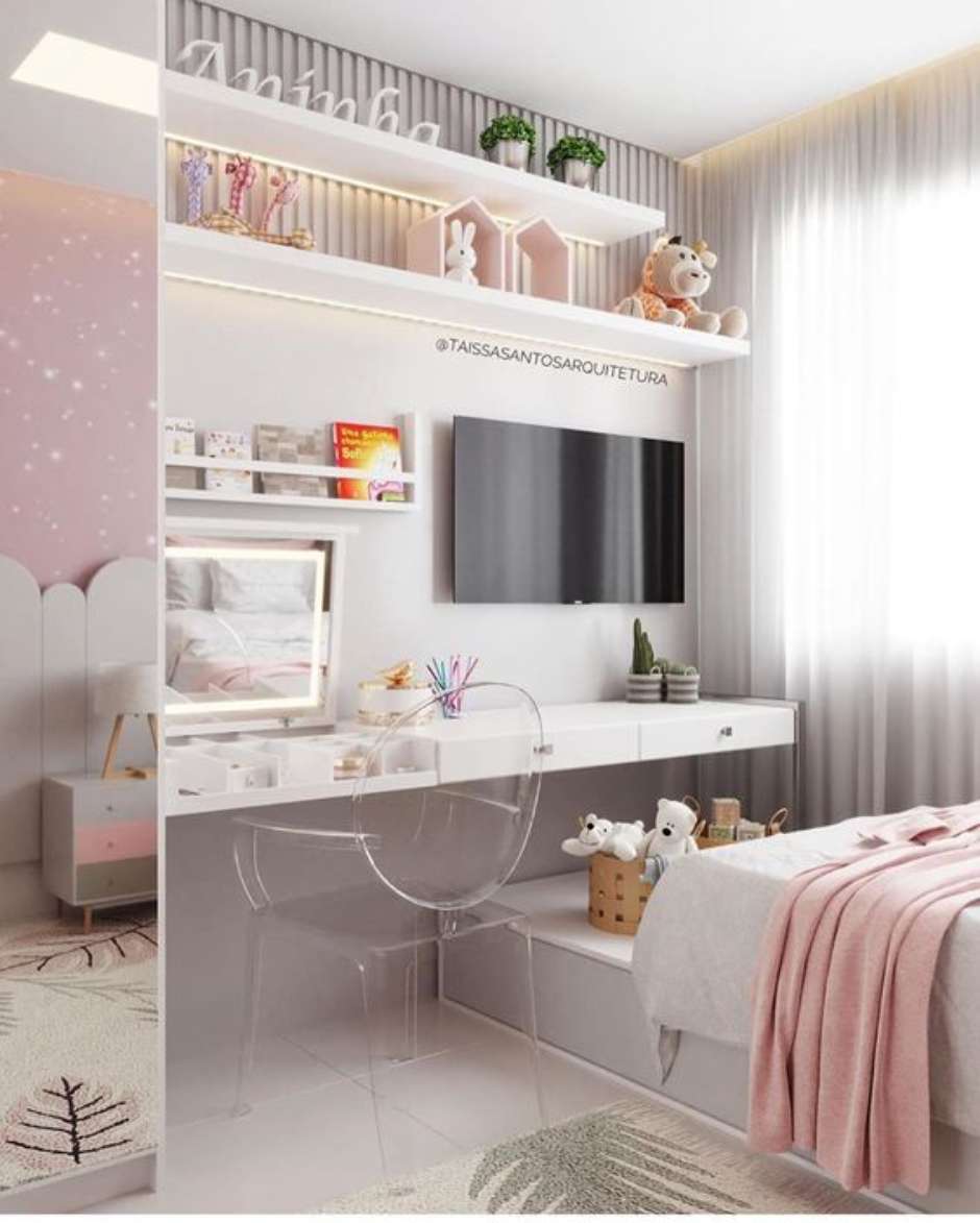 quarto pequeno com canto de beleza e trabalho