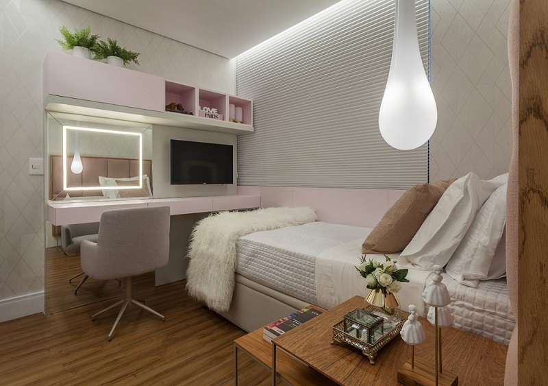 quarto com penteadeira suspensa e escrivaninha