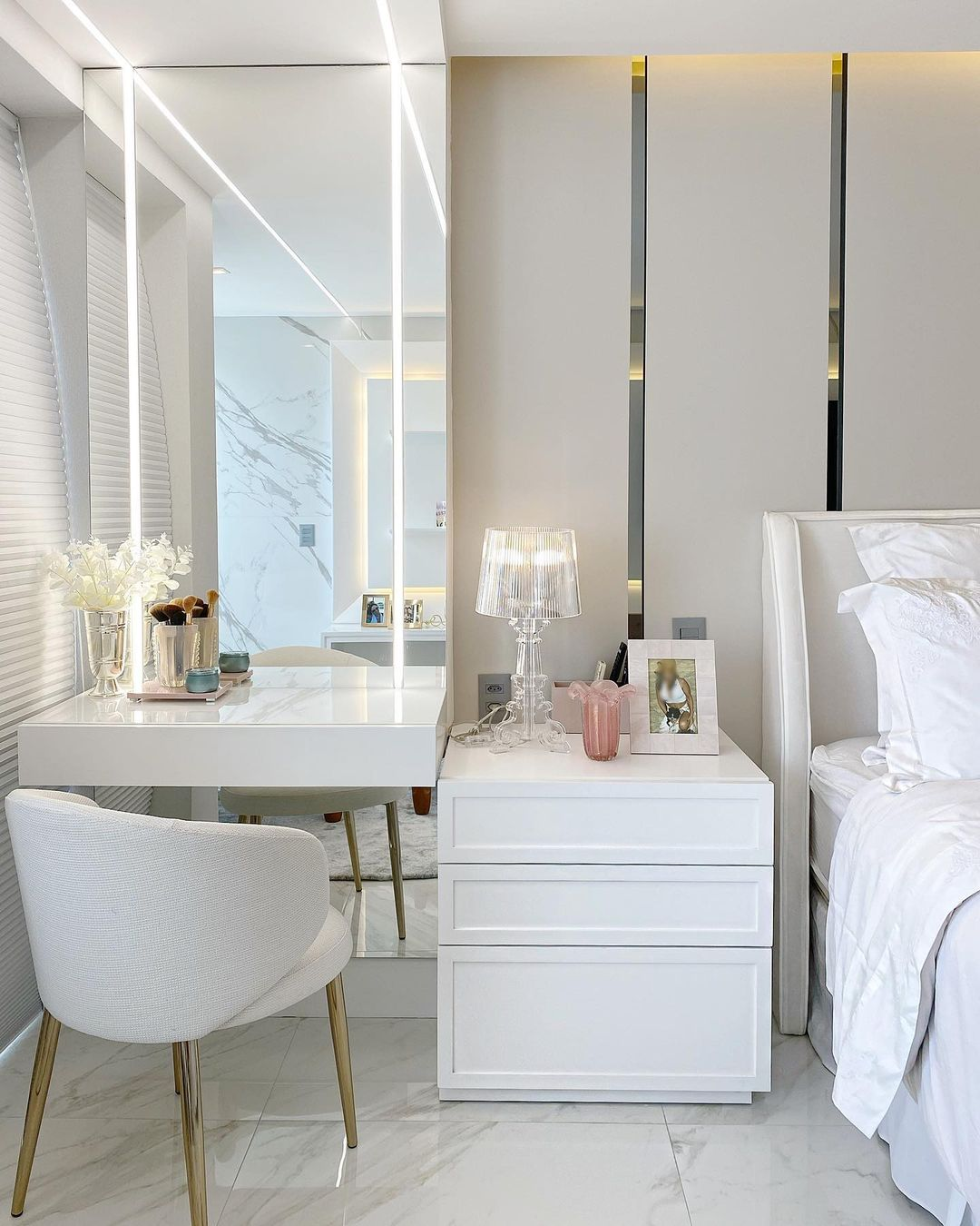 quarto com penteadeira suspensa e escrivaninha