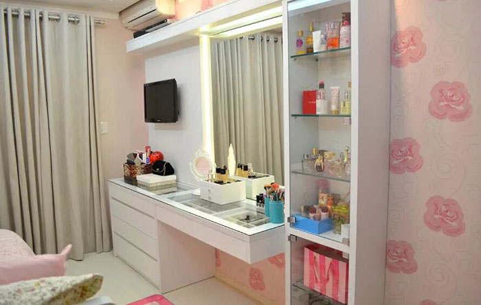 quarto com penteadeira suspensa e escrivaninha