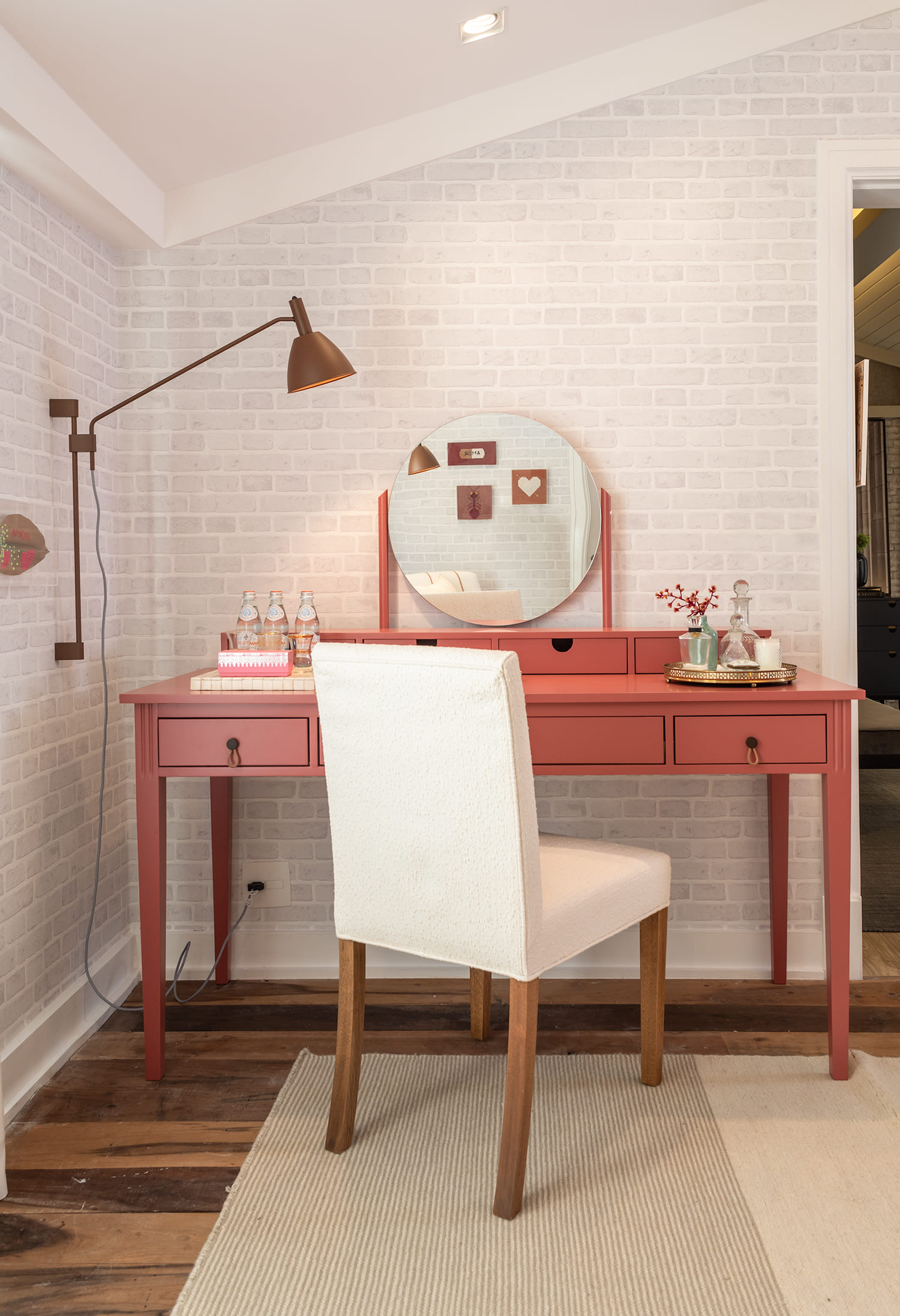 quarto pequeno com canto de beleza e trabalho