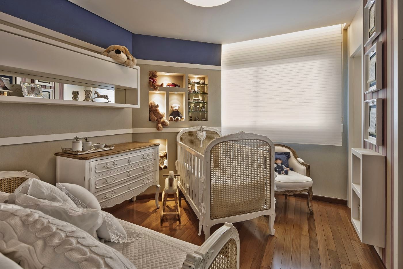quarto de bebê azul claro