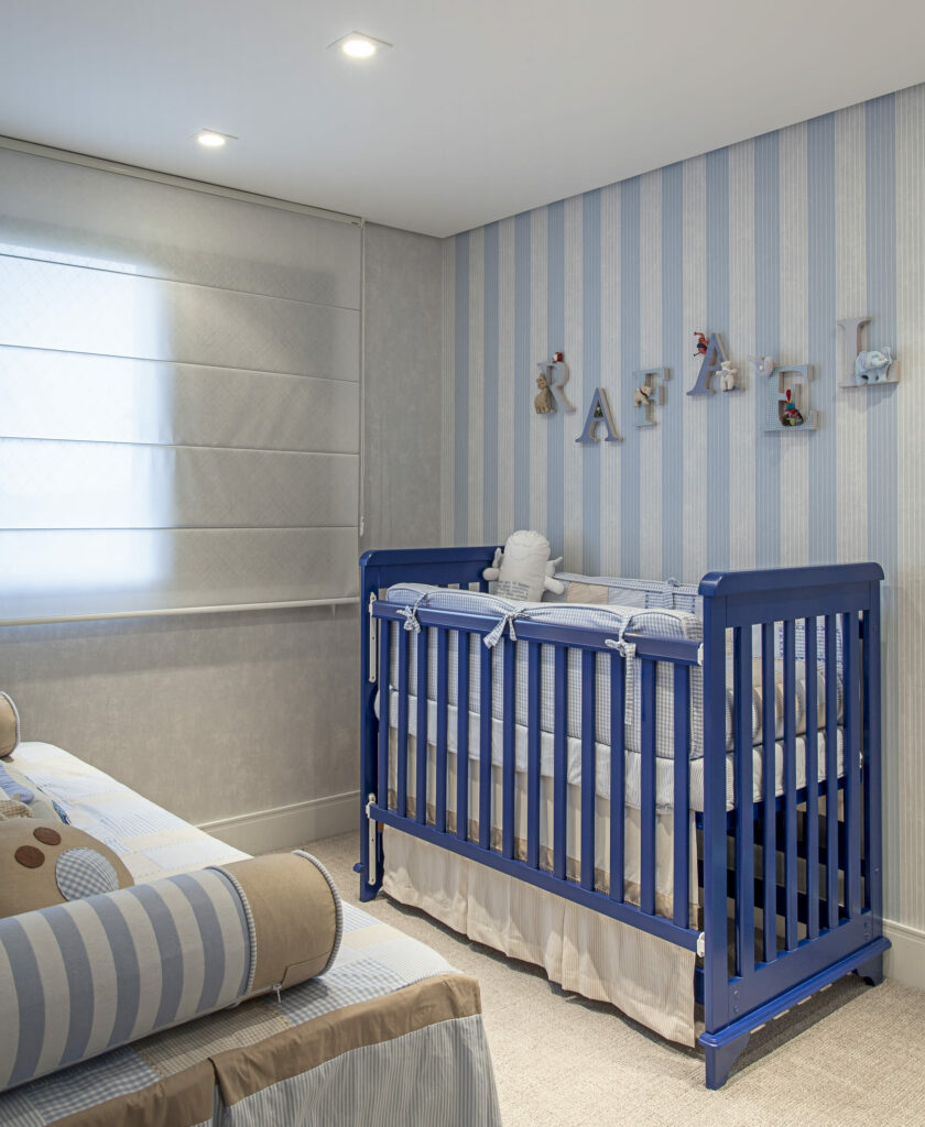 quarto de bebê azul e cinza