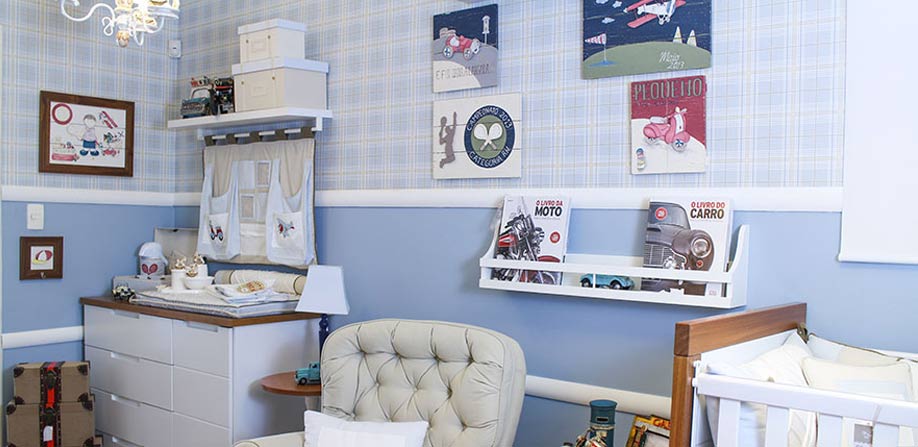 quarto de bebê azul e branco
