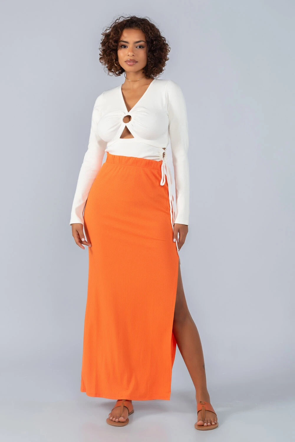 saia longa com fenda elegante