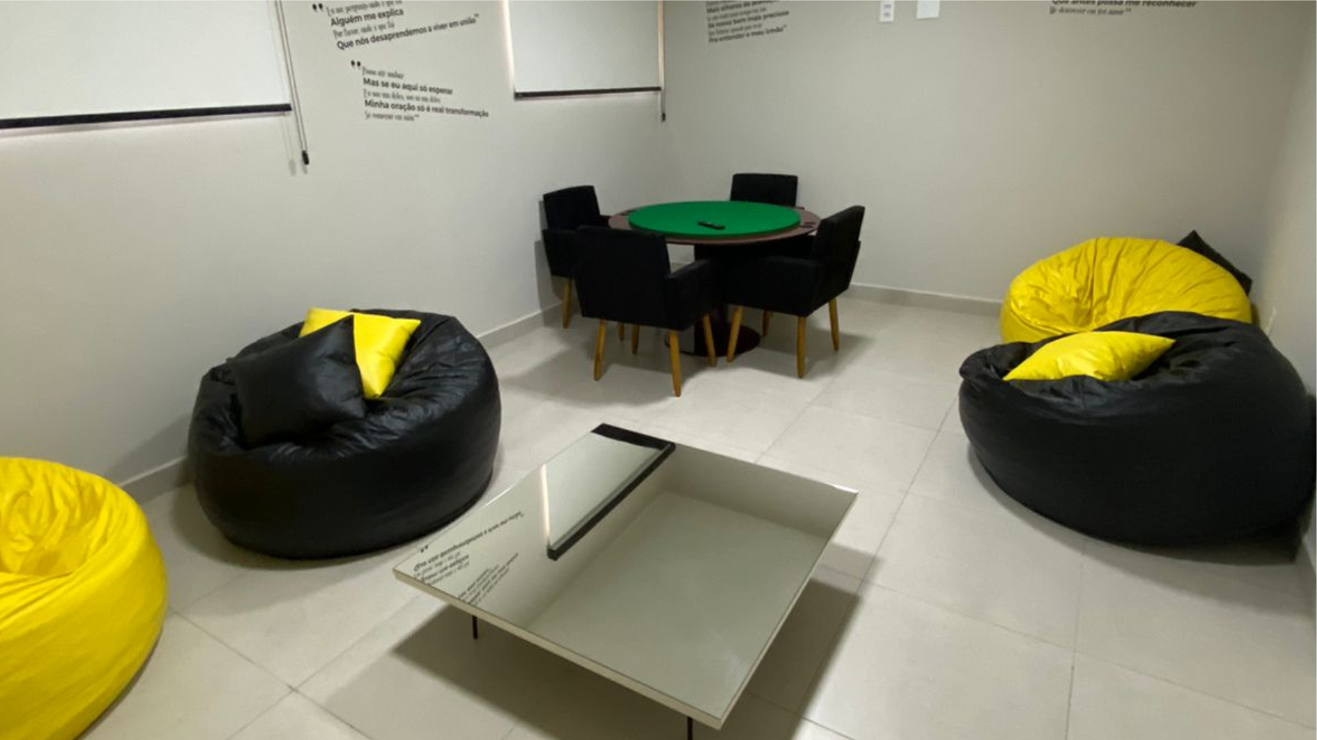mobiliário para sala de descanso pequena