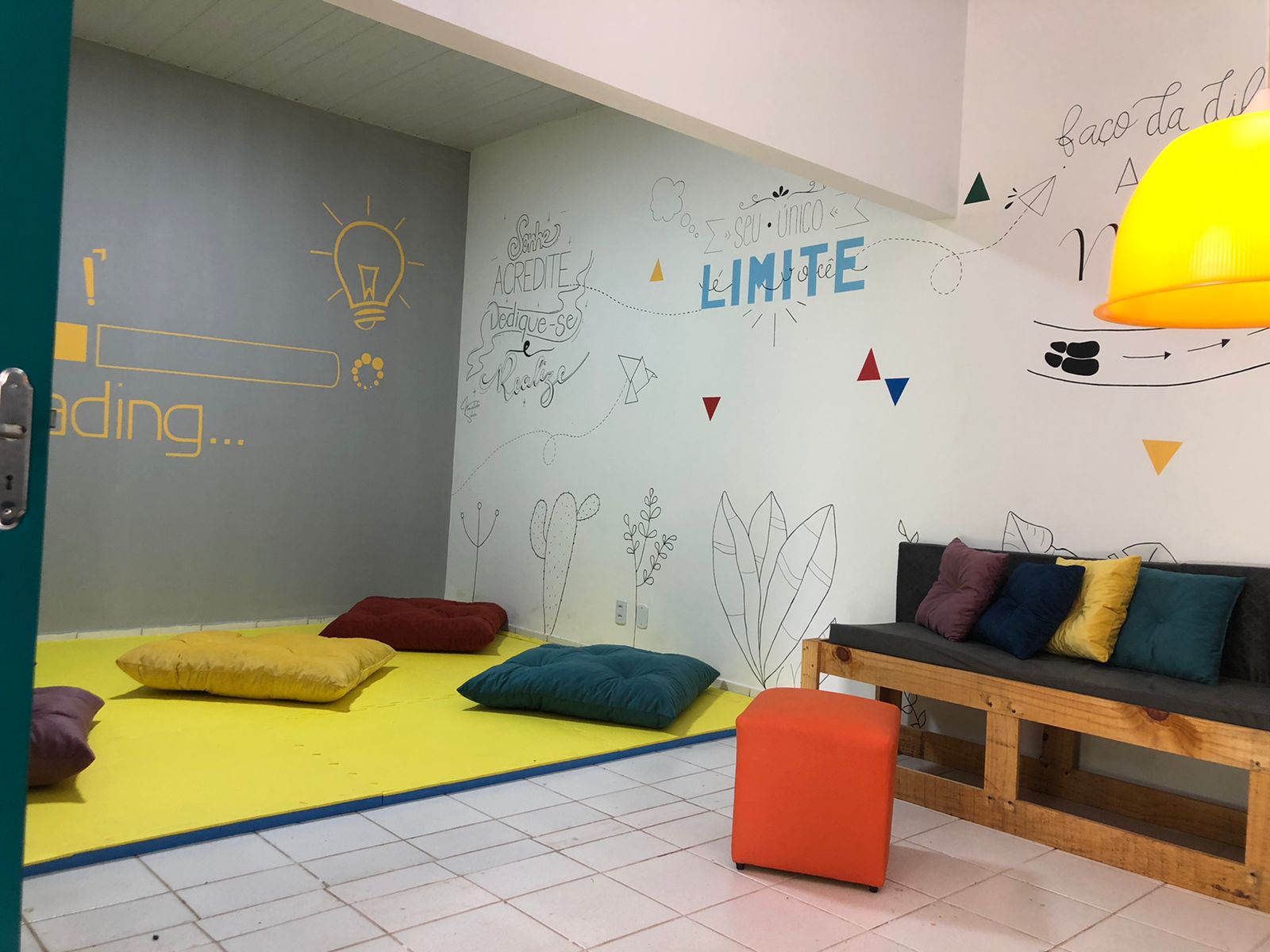 espaço de descanso para escritório pequeno