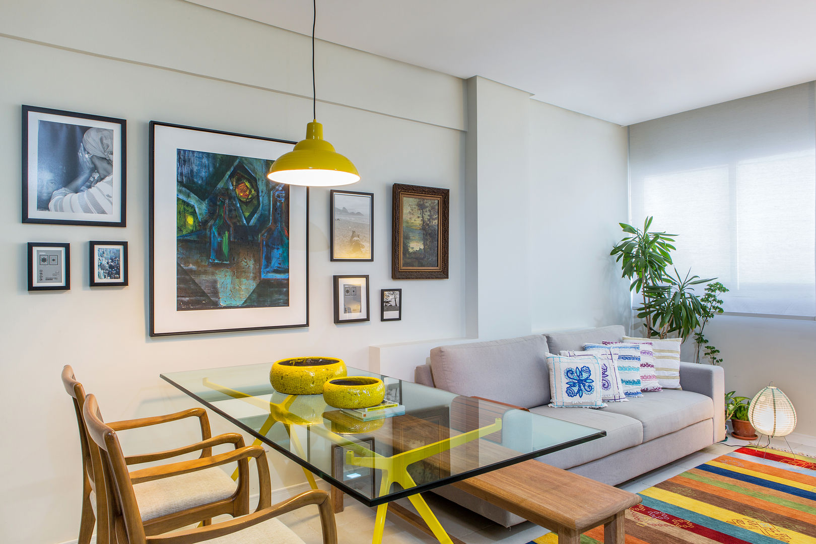 como decorar sala pequena com mesa e sofá