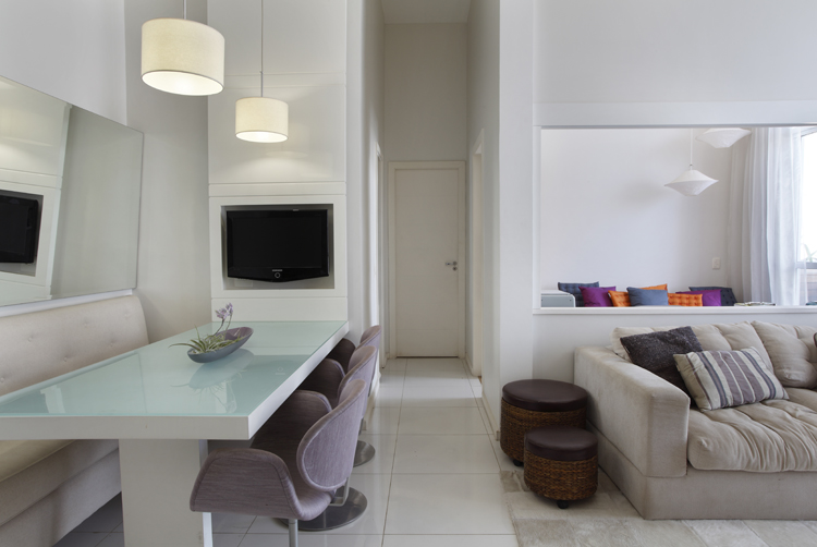 sala pequena com sofá e mesa de jantar