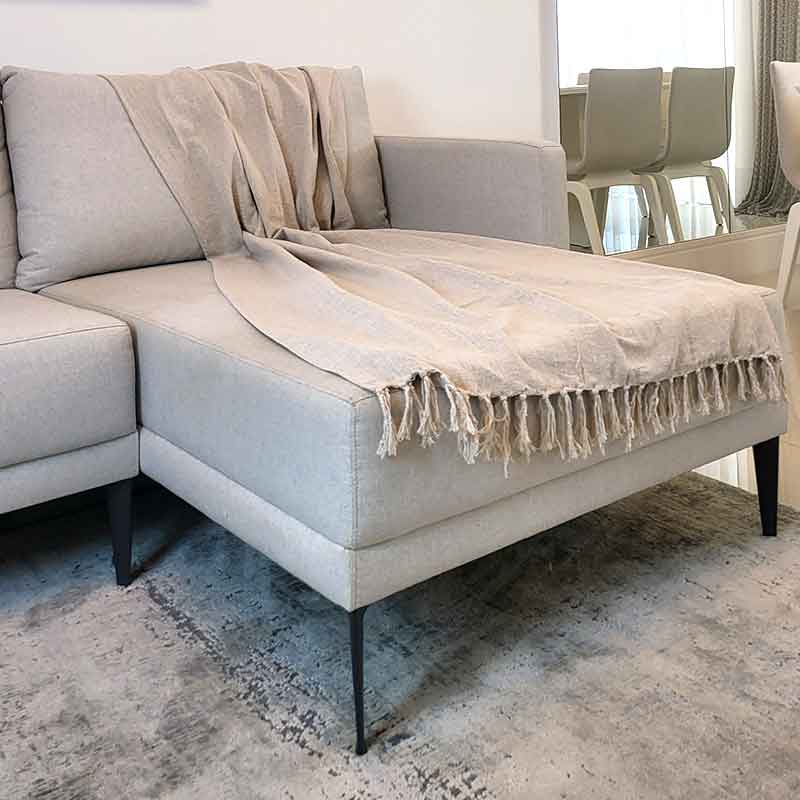decoração sala sofá cinza manta