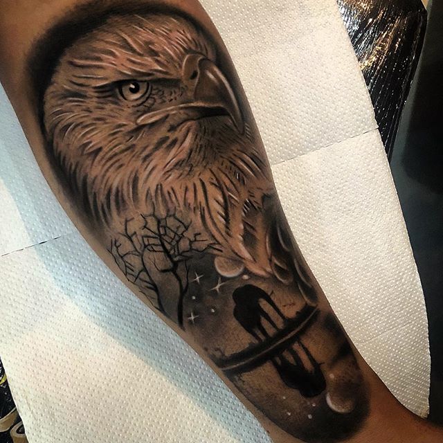 tatuagem de águia geométrica