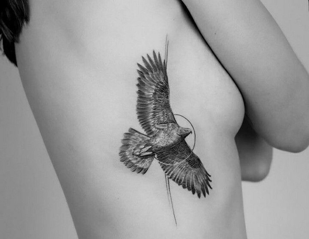 tatuagem de águia minimalista
