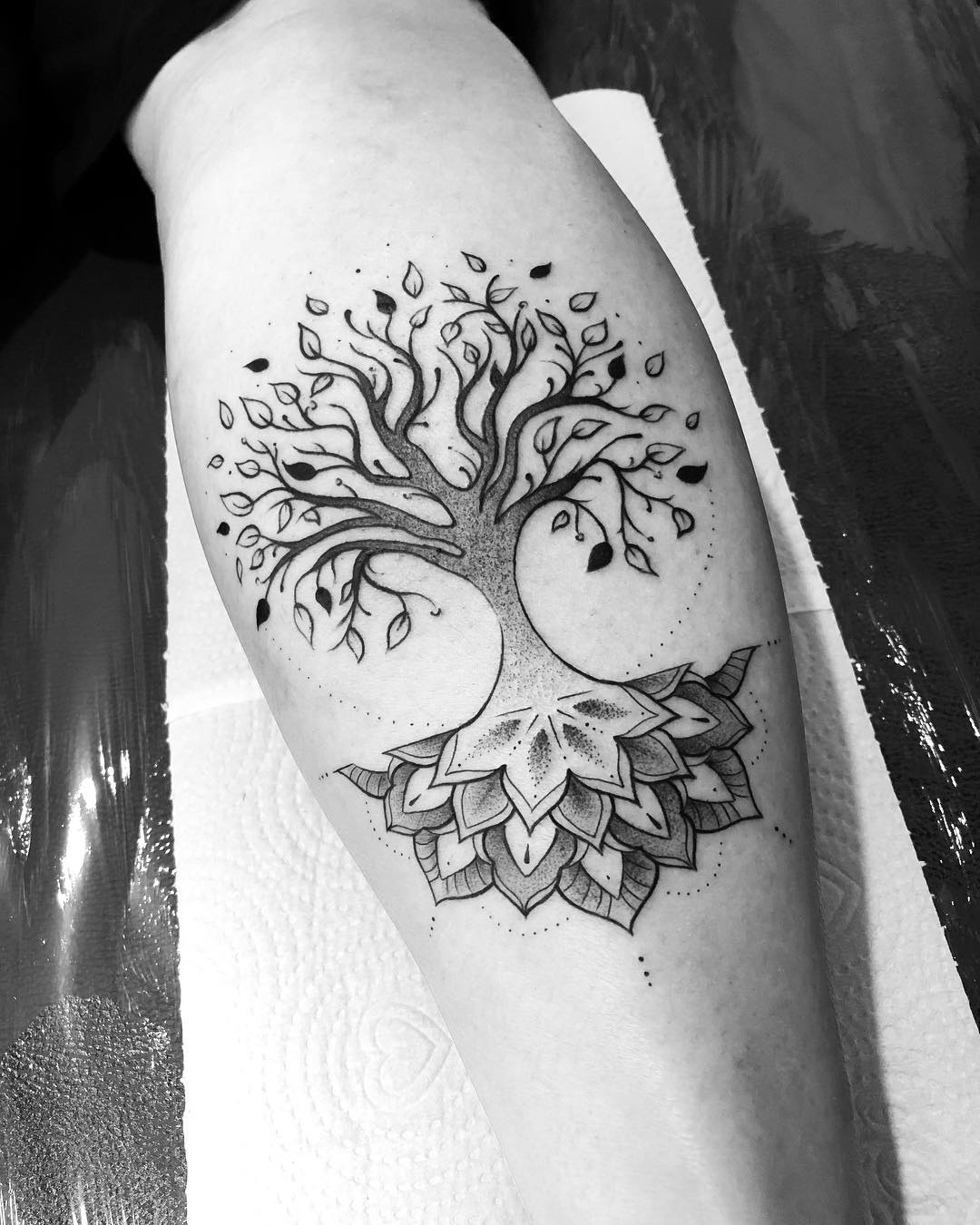 tatuagem arvore da vida minimalista