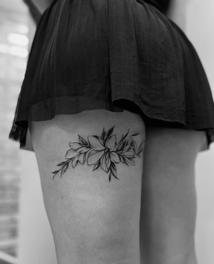 tatuagem atrás da perna feminina