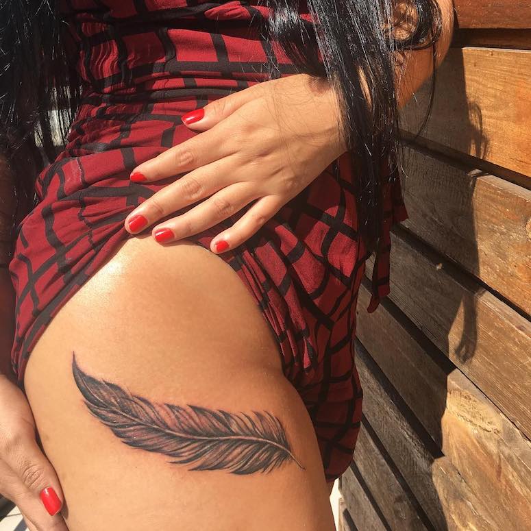 tatuagem de frase na coxa feminina