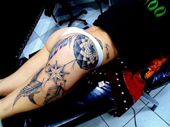 tatuagem fineline coxa
