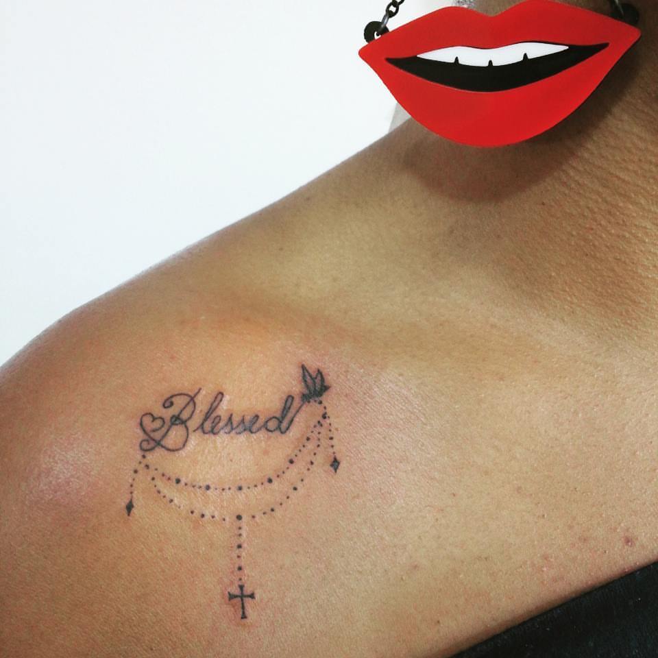 tatuagem blessed no ombro