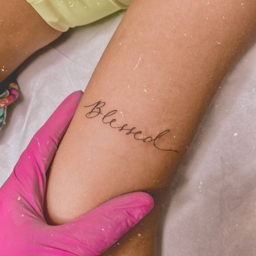 tatuagem blessed na clavícula