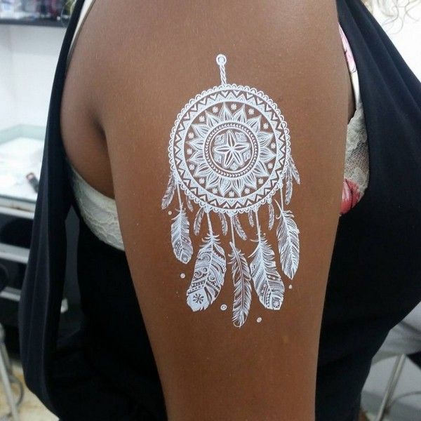 tatuagem branca amarela