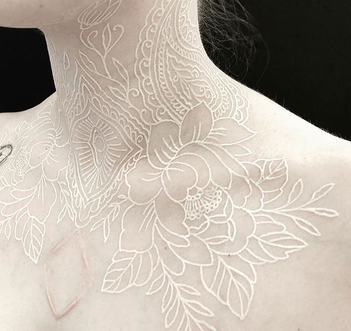 tatuagem branca em pele escura