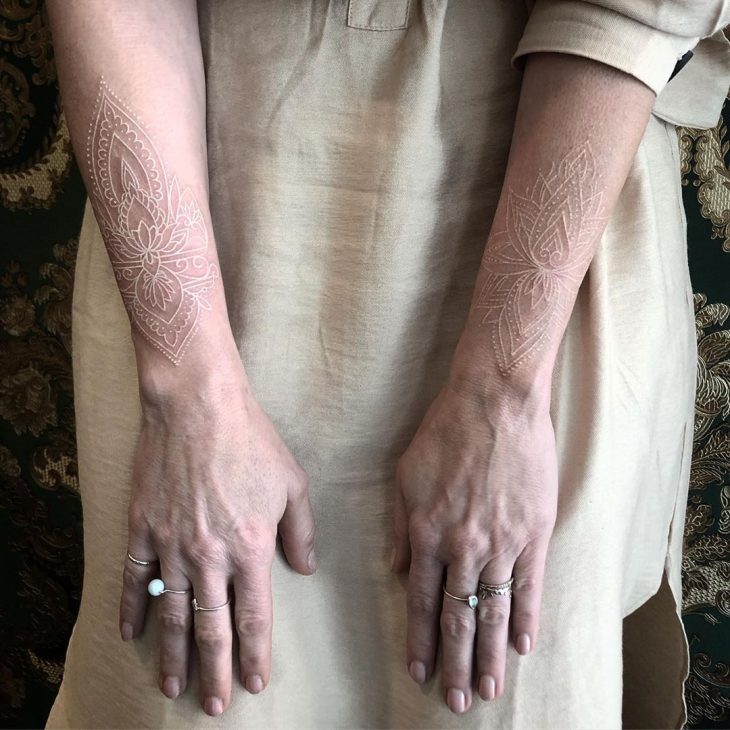 tatuagem branca em pele clara
