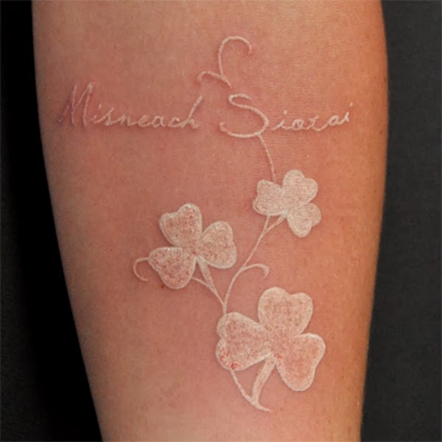 tatuagem branca minimalista