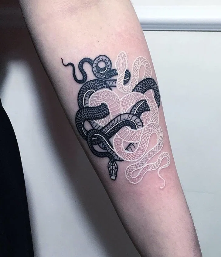 tatuagem branca em pele clara