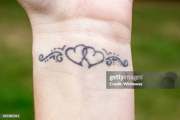 tatuagem coração ombro