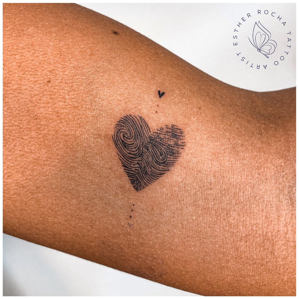 tatuagem coração preto e branco