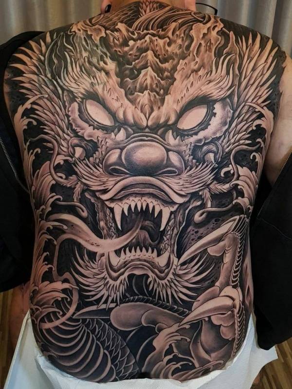 tatuagem dragão costas masculina