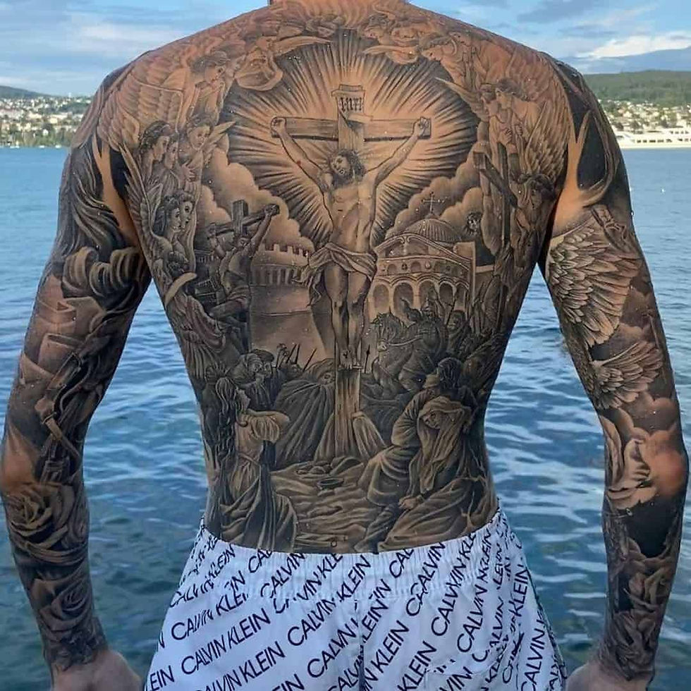 tatuagem coluna vertebral masculina