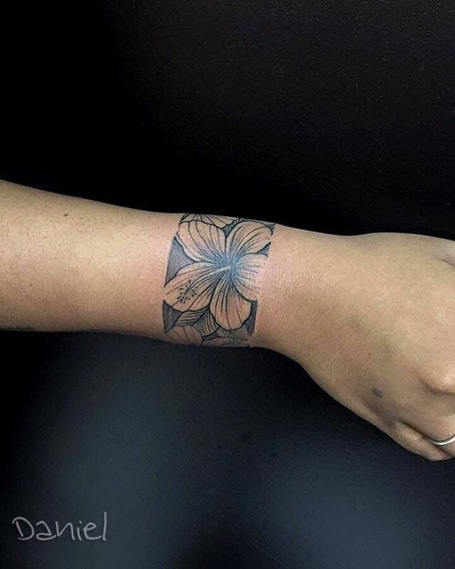 tatuagem bracelete minimalista