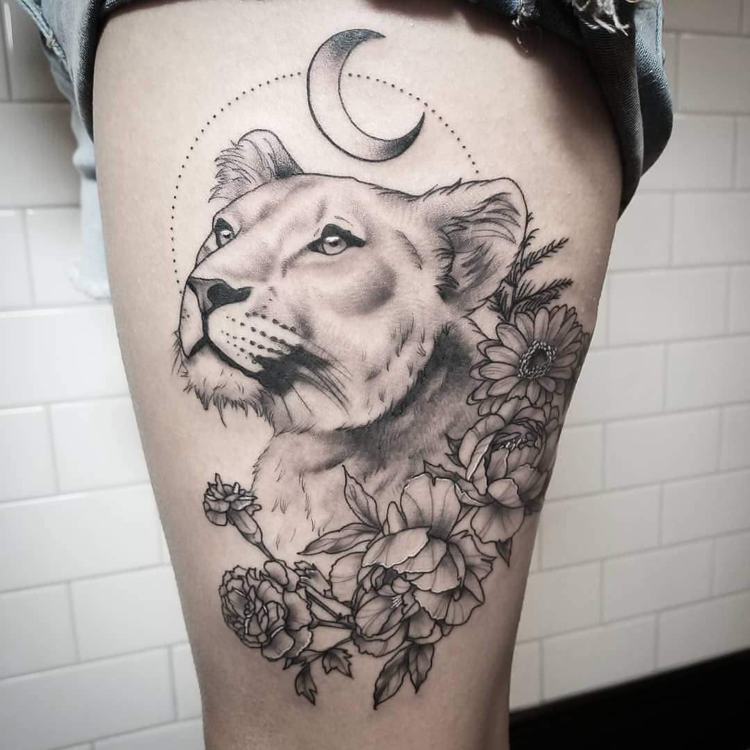 tatuagem leão peito