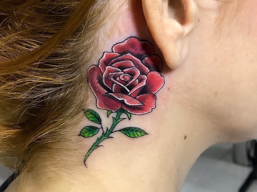 tatuagem rosa preta pescoço