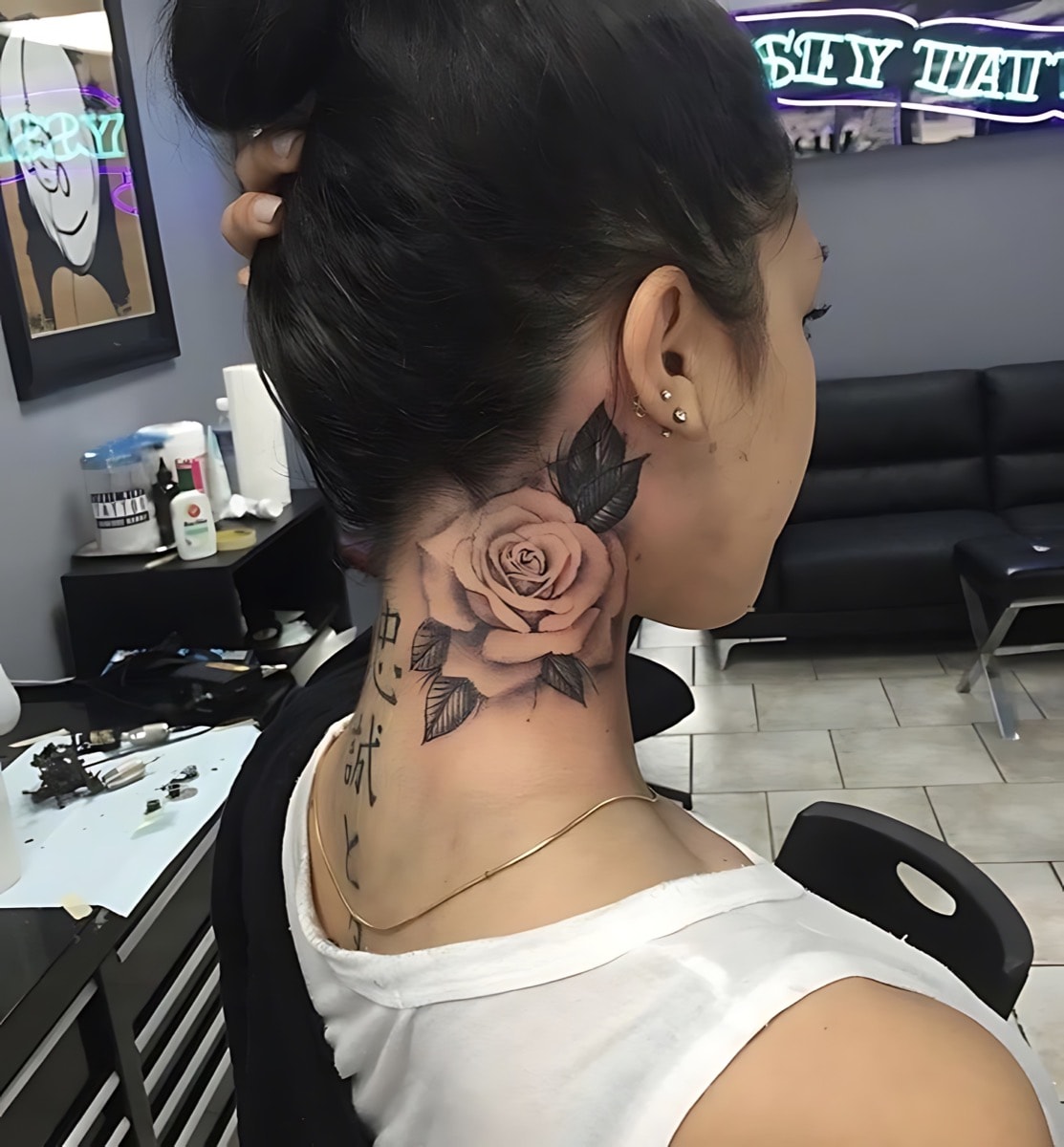 tatuagem rosa branca pescoço