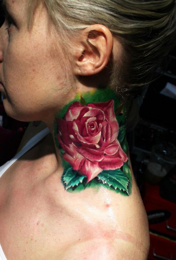 tatuagem rosa vermelha pescoço