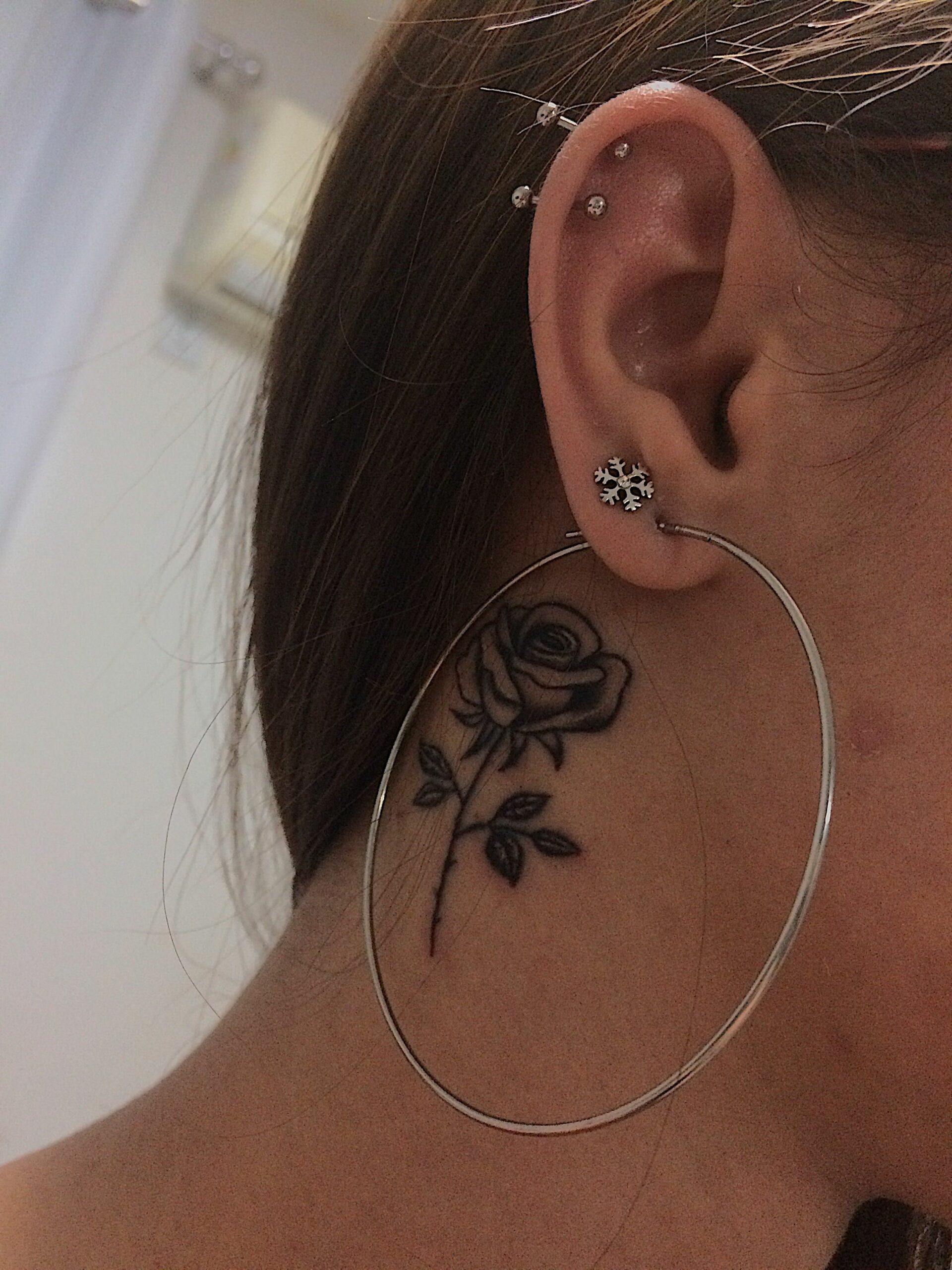 tatuagem rosa fineline pescoço