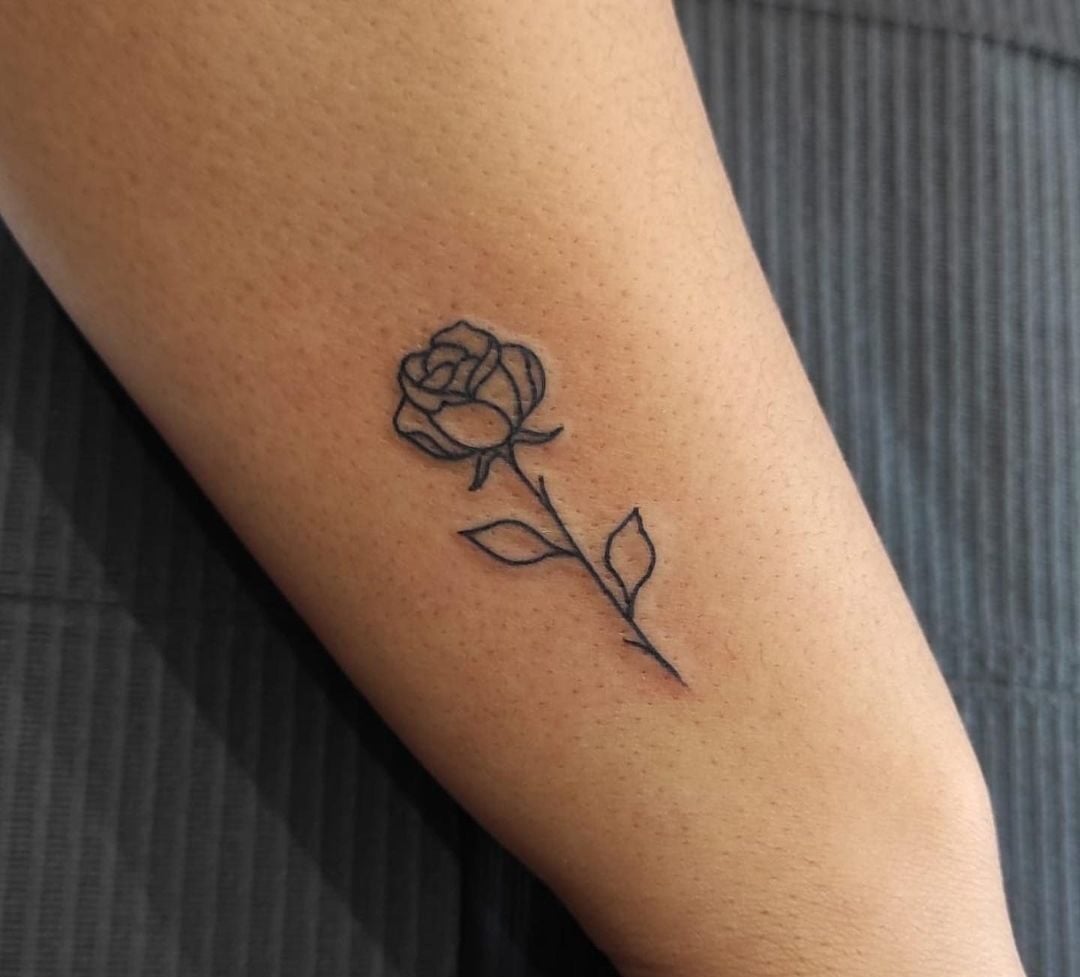 ideias tatuagem rosa pescoço