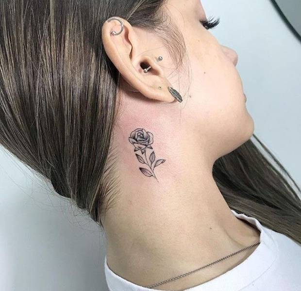 tatuagem rosa branca pescoço